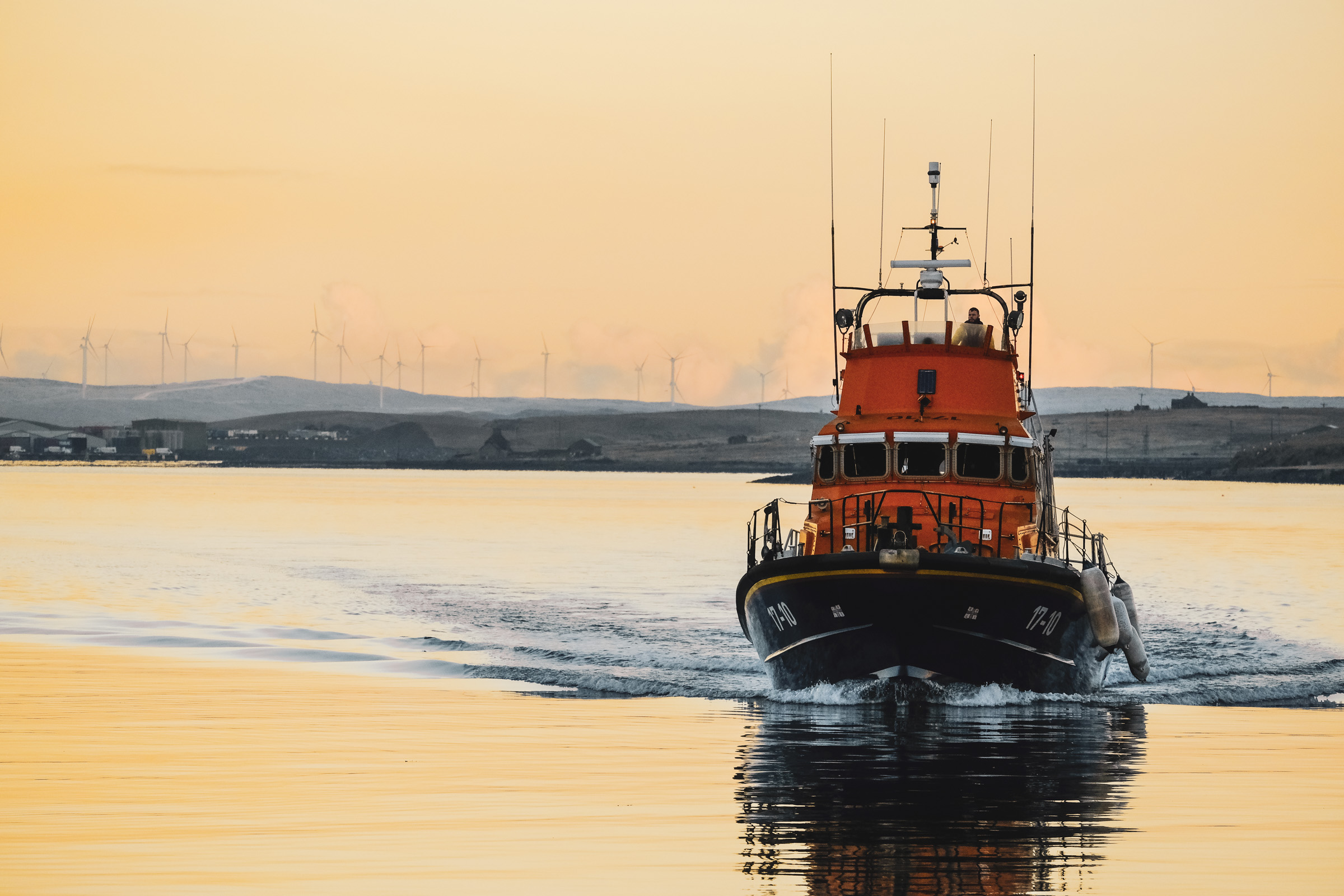 Fishing boat sinks off Shetland coast as RNLI scrambled to early-morning  rescue - Daily Record